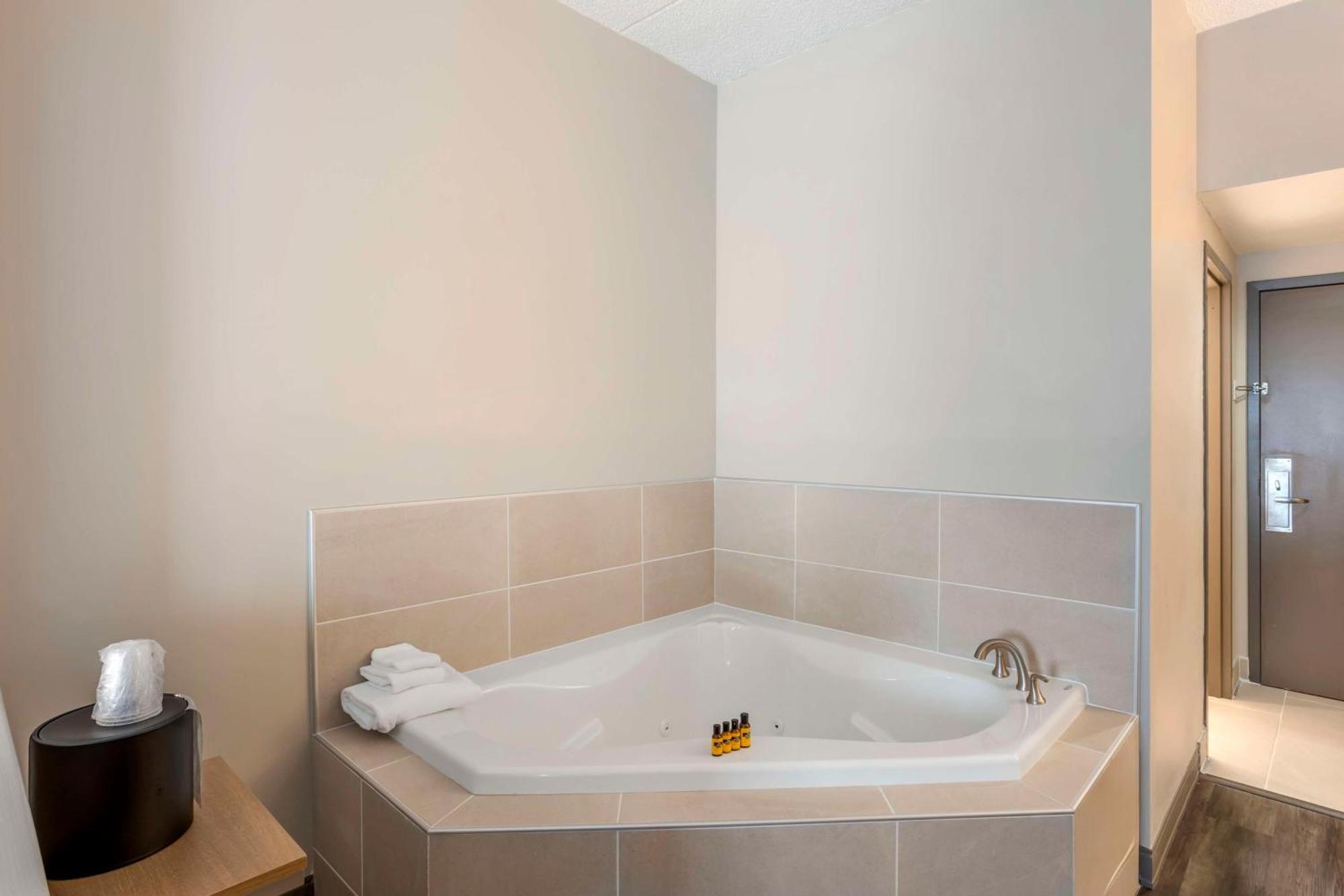 Best Western Plus Heritage Rail Inn & Suites Йорк Экстерьер фото